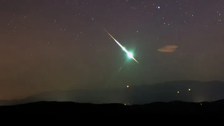 Cosa fare se ti cade un meteorite in giardino