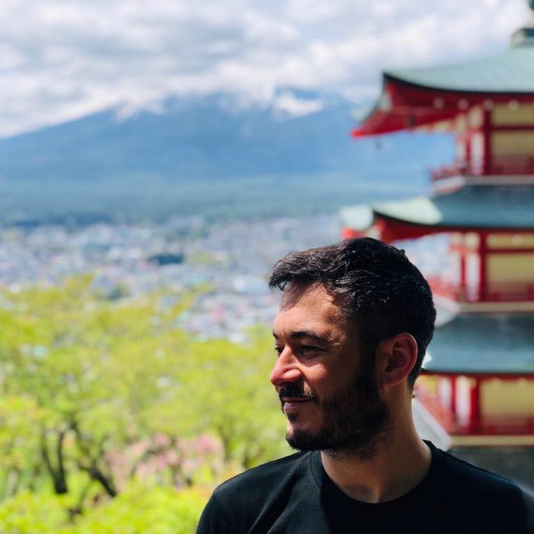 Il Dott. Nicola Zavanella davanti a una pagoda, con il monte Fuji sullo sfondo