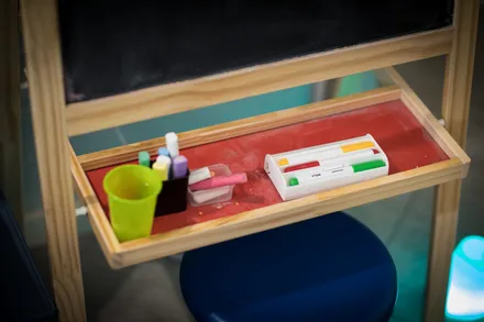 Vassoio di legno con giochi e pennarelli colorati